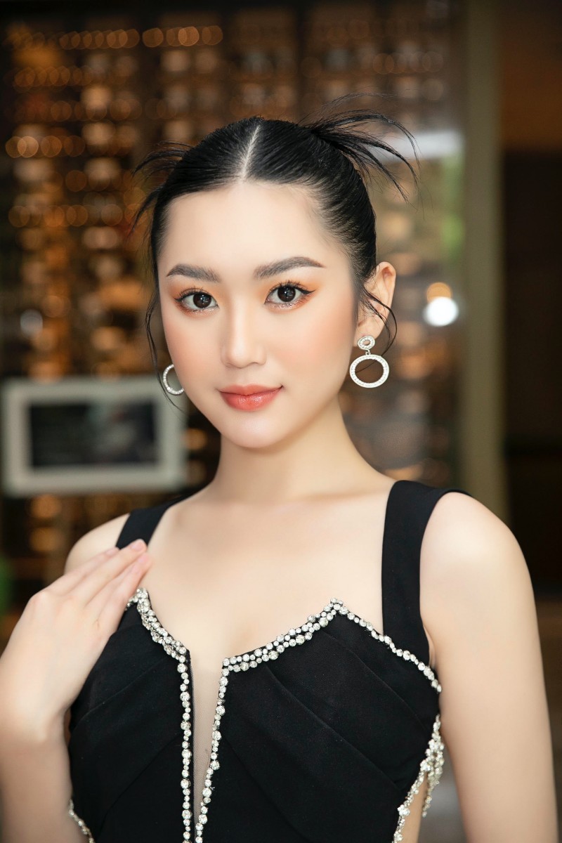 Á hậu Miss Eco Vietnam đụng váy gợi cảm với Hoa hậu Tiểu Vy-6
