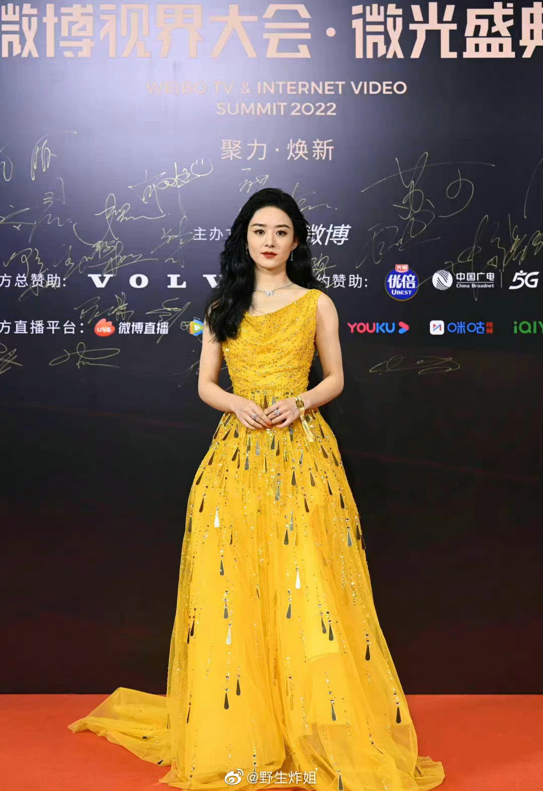 Thảm đỏ đêm hội Weibo: Angelababy - Triệu Lệ Dĩnh rủ nhau mặc đồ 'dừ', nhưng Triệu Lộ Tư mới là thảm họa-2