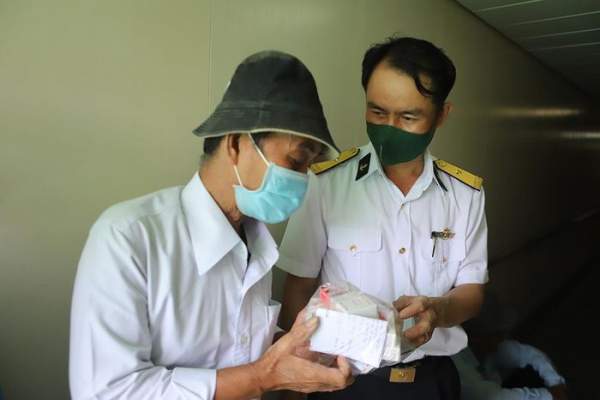 Tàu bệnh viện của Hải quân Việt Nam khám bệnh cho người dân Phú Yên-10