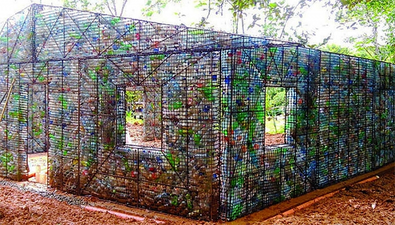 Người đàn ông xây cả ngôi làng bằng hàng triệu chai nhựa đã qua sử dụng-1