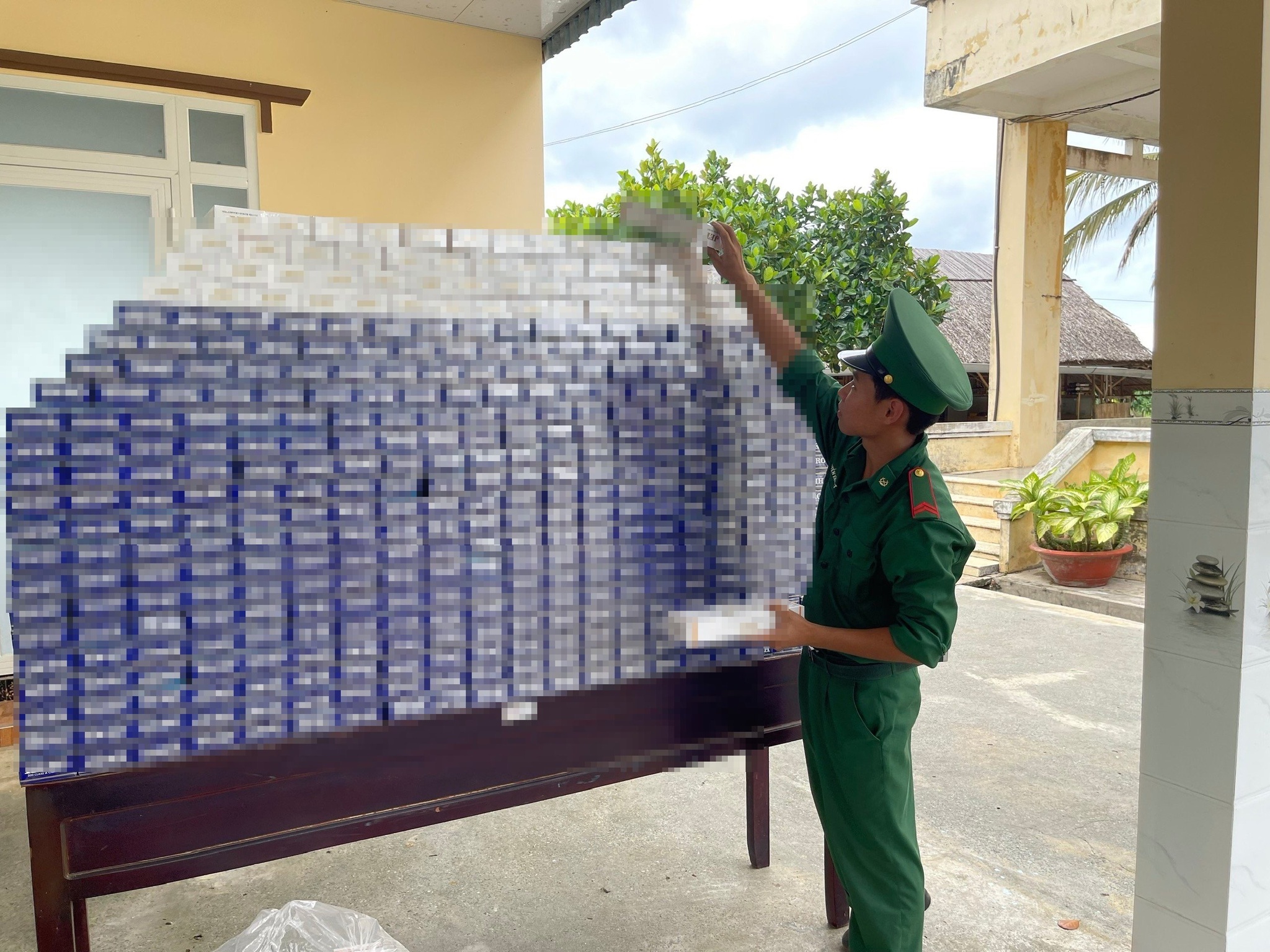 Kiên Giang: Trong 2 giờ bắt 4 vụ vận chuyển thuốc lá lậu ở khu vực biên giới-1