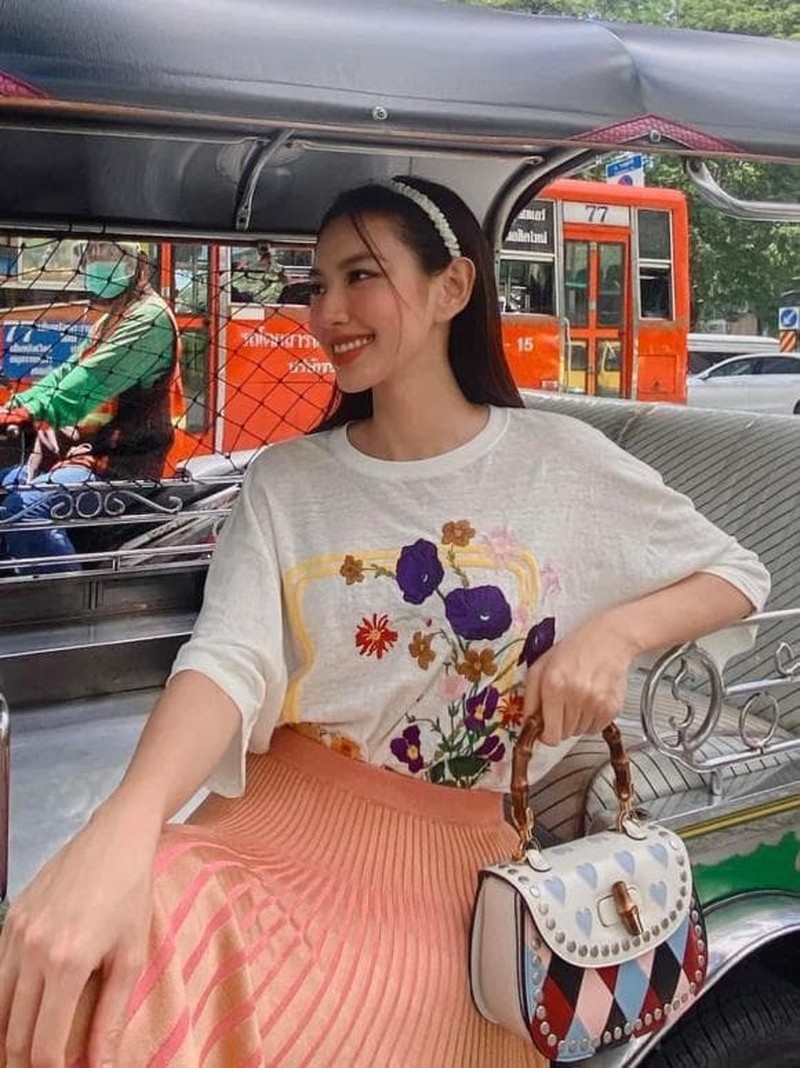 Hoa hậu Thùy Tiên thành người đẹp chăm mang dép tổ ong nhất Vbiz-8