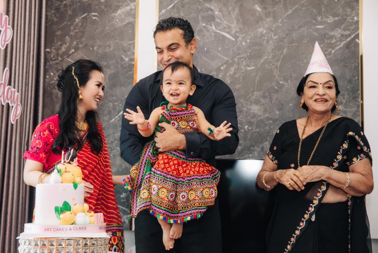 Gia đình Võ Hạ Trâm mừng sinh nhật con gái 1 tuổi chuẩn phong cách Ấn Độ, cô bé nhìn quá cưng-7