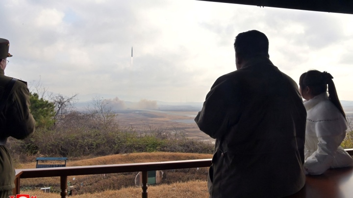 Ông Kim Jong-un đưa vợ con đi xem phóng tên lửa đạn đạo xuyên lục địa-7