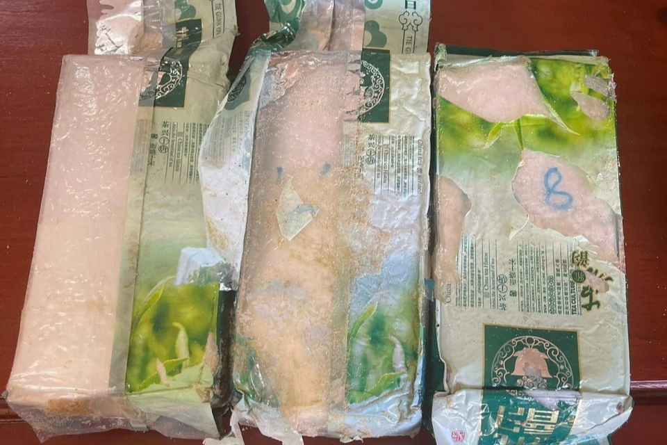Hàng chục túi nilon nghi chứa ma túy trôi dọc bãi biển miền Trung-2