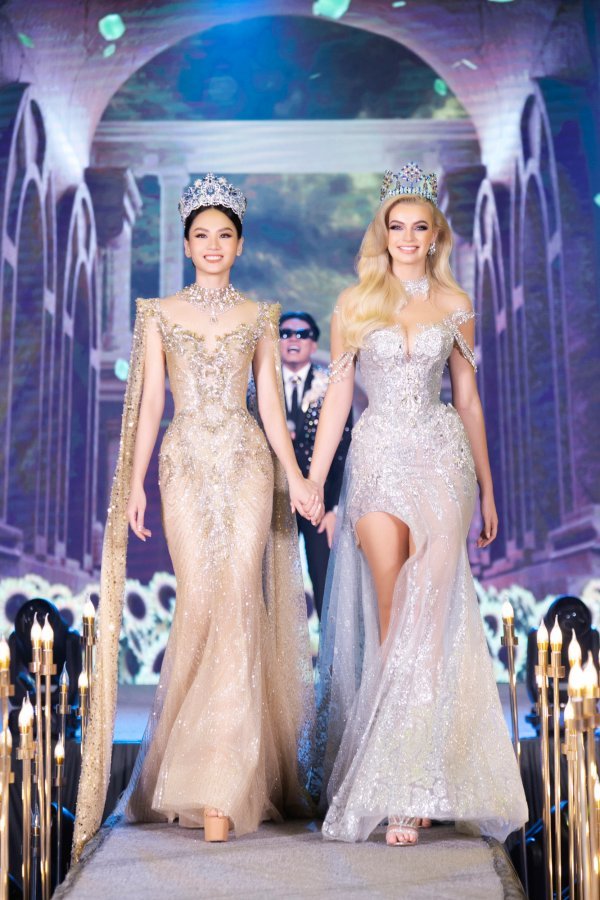 Vợ chồng đại gia Minh Nhựa đấu giá thành công 2 mẫu váy của MW và MWVN-3