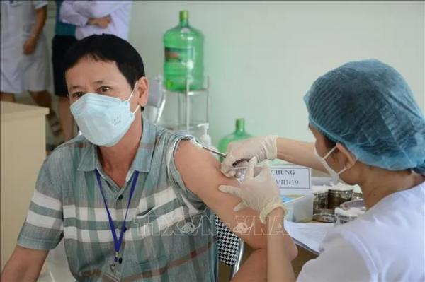 Đà Nẵng: Tăng cường tiêm vaccine phòng COVID-19 người lao động ngành Y tế-1