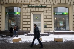EU xem xét yêu cầu của Nga về kết nối lại một ngân hàng lớn với SWIFT-cover-img