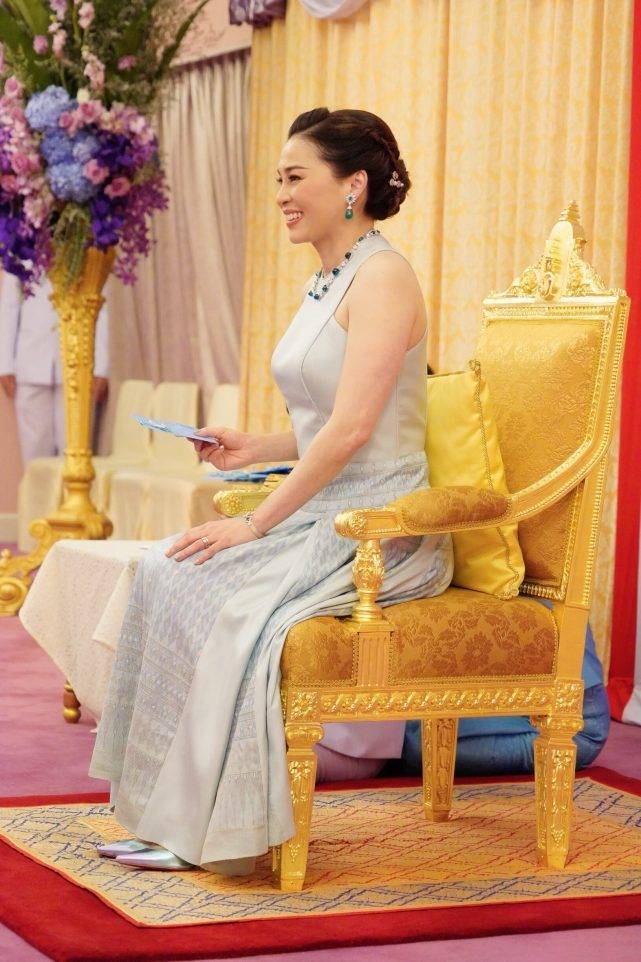 Chỉ cần một bộ váy nhã nhặn và áo choàng đơn giản, hoàng hậu Suthida (Thái Lan) đã thể hiện sự quý phái sang trong tột bậc, chiếm trọn tình cảm của người nhìn-3