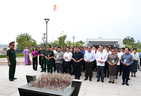 Đoàn đại biểu Việt Nam – Lào dâng hương hoa tưởng niệm các Anh hùng liệt sĩ-1