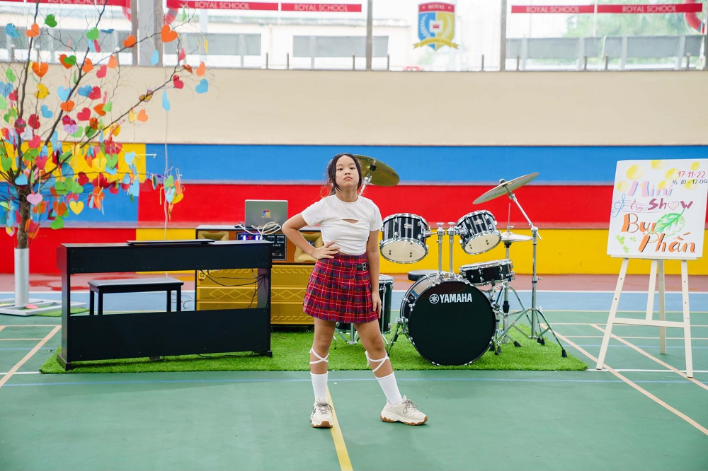 Teen Royal School tặng thầy cô bữa tiệc âm nhạc trong minishow ngay sân trường-1