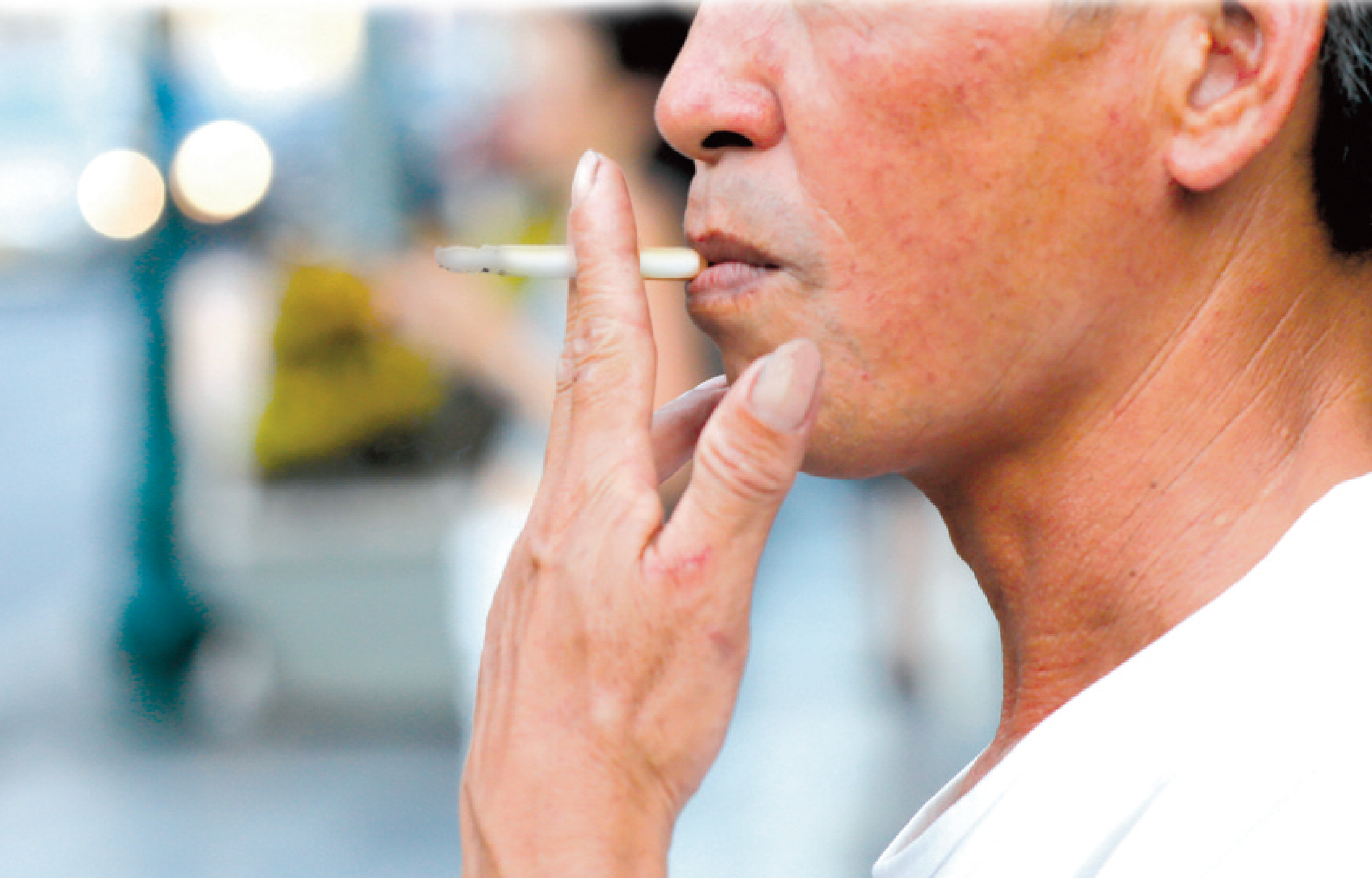 Phạt nguội hút thuốc lá nơi công cộng: Người dân còn thờ ơ-1