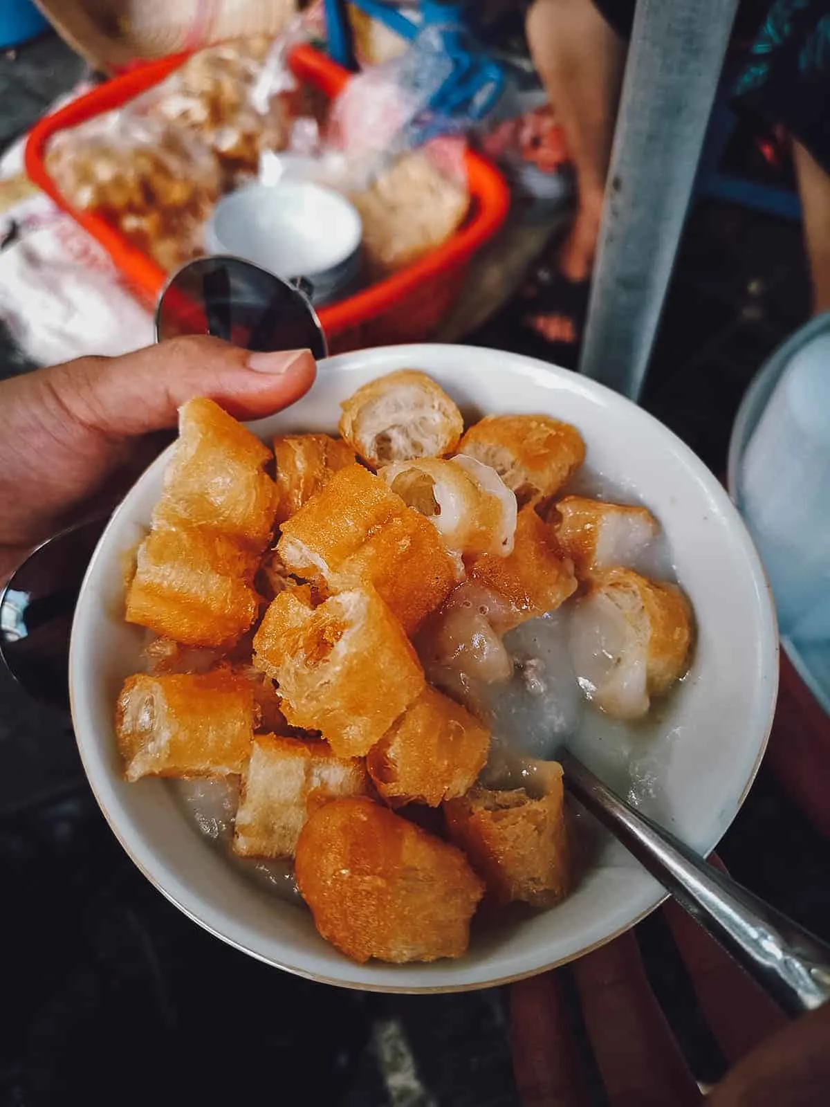 10 món ăn vặt ngon nhất của Việt Nam khiến cặp đôi nước ngoài mê mẩn: Món cuối quá lạ!-6