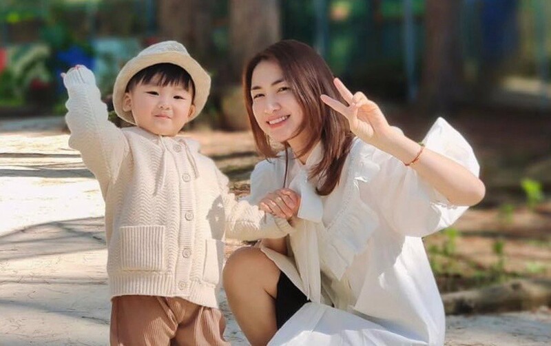 Netizen ca ngợi hết ngợi về khả năng dạy con cực kỳ tinh tế của Hòa Minzy-1
