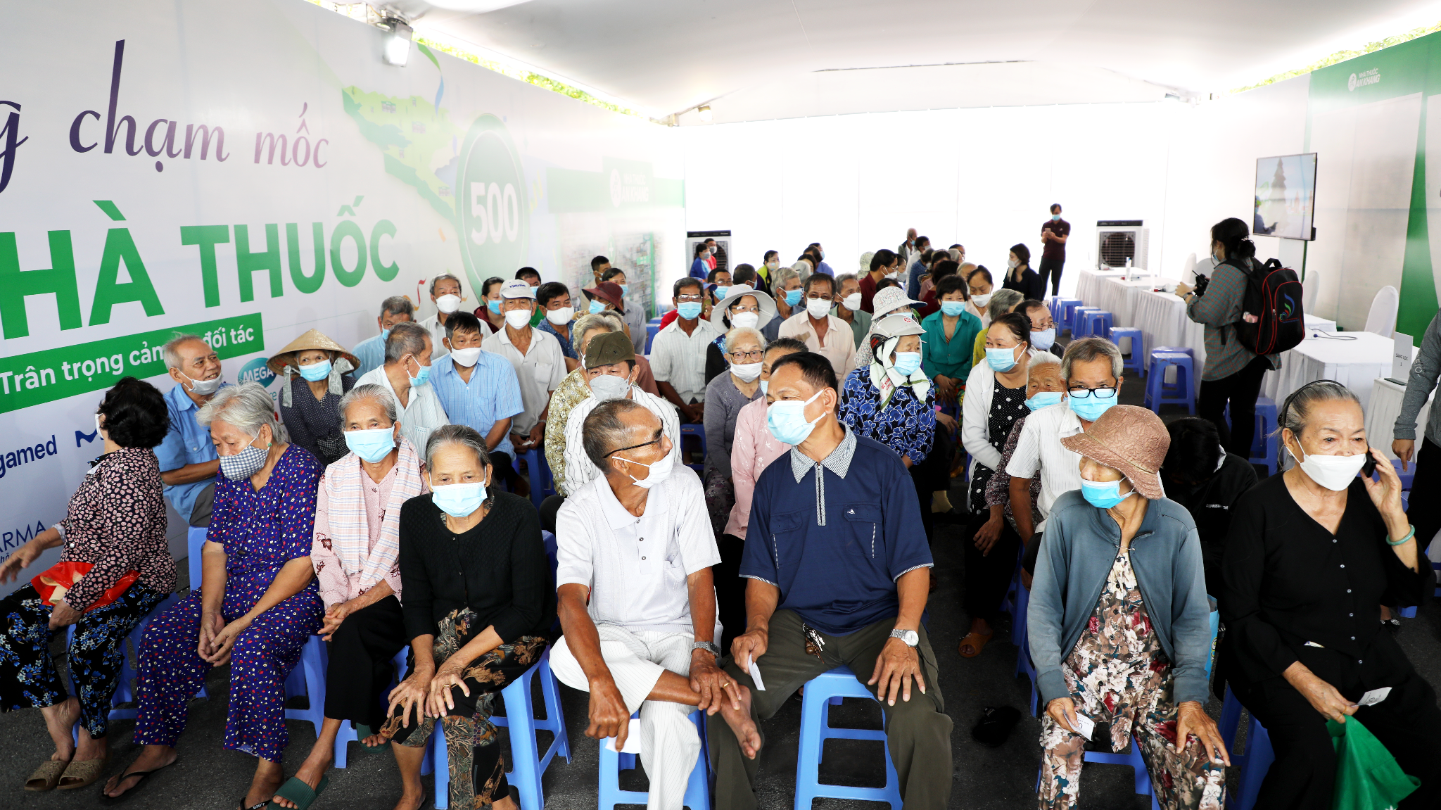 Hàng trăm người khó khăn được thăm khám và phát thuốc miễn phí từ An Khang-1