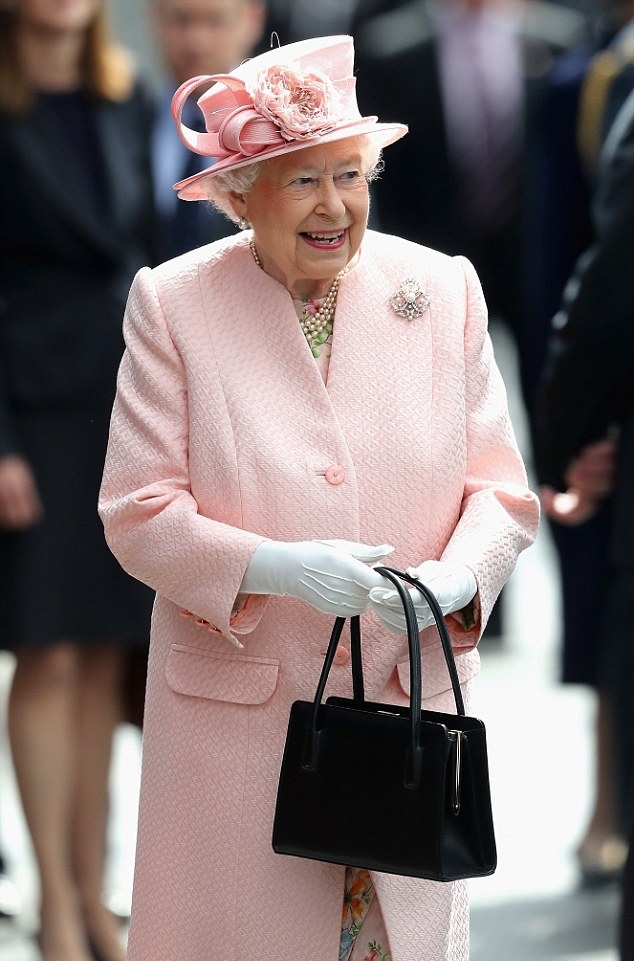 Nhìn lại thời trang lúc sinh thời của Nữ hoàng Anh Elizabeth II-7
