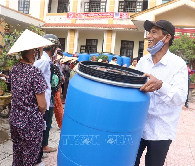 Quảng Trị hỗ trợ thùng phuy nhựa cho 300 hộ dân vùng thấp trũng-2