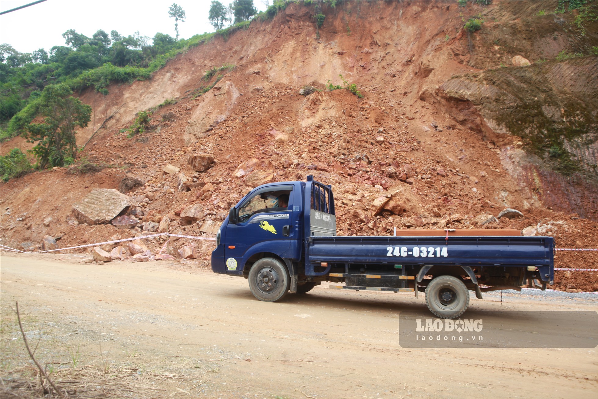 Triền đồi nứt toác ở Lào Cai: Dân lo tính mạng, lúa lo thiếu nước-4
