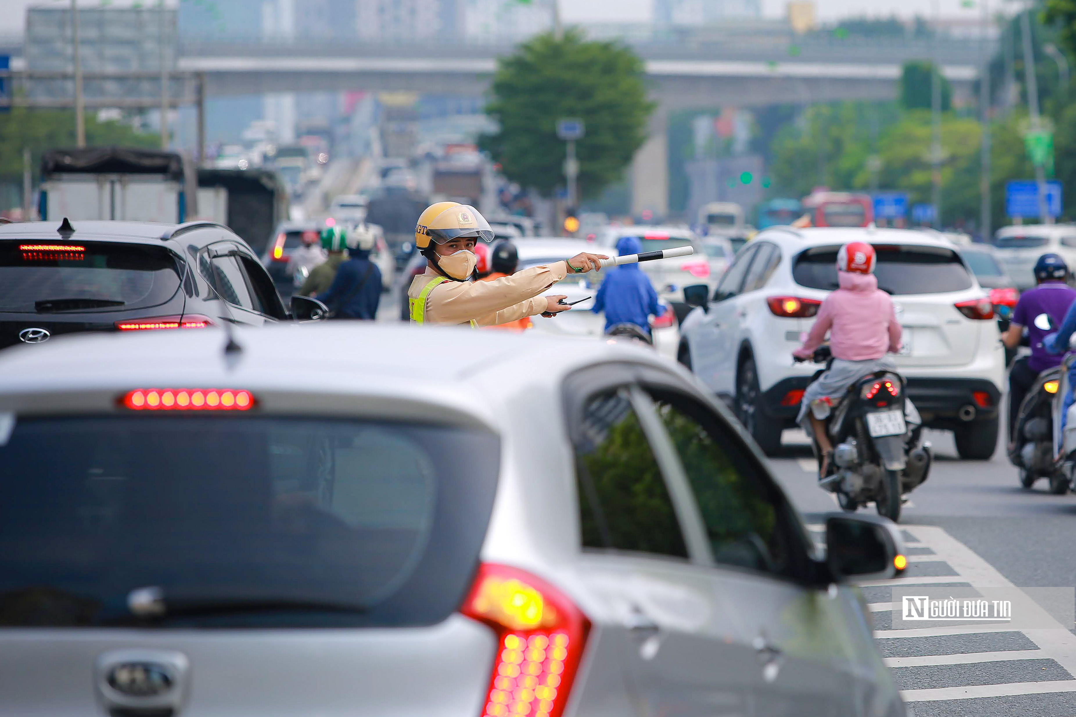 Hà Nội: CSGT tăng cường xử phạt các phương tiện đi vào làn khẩn cấp-12