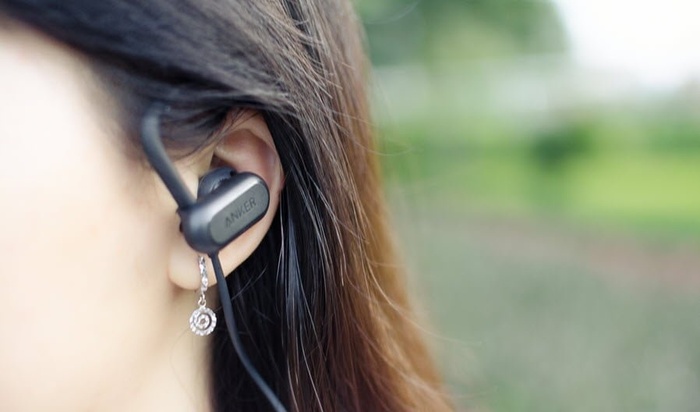 Nguy hại khi dùng tai nghe không dây: Bạn đã biết chưa?-1