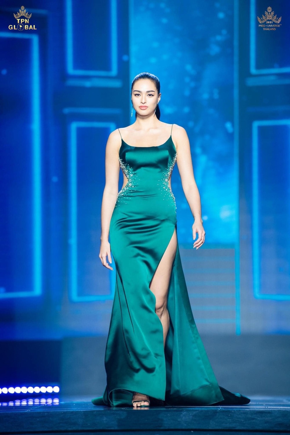 Phong độ sắc vóc của Hoa hậu "ngoại cỡ" Thái trước và sau đăng quang-9