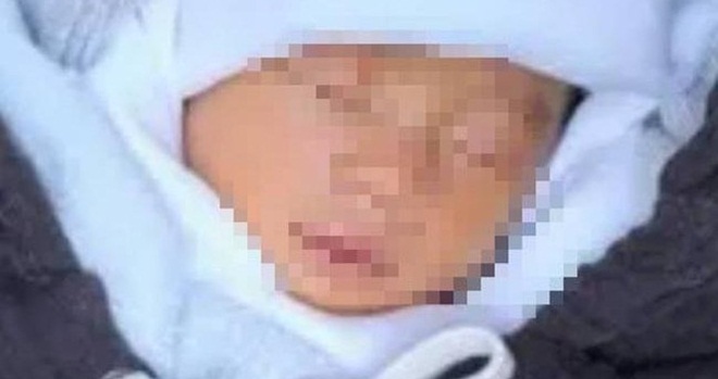 Đồng Nai: Người dân tá hỏa phát hiện bé trai bị bỏ rơi trong thùng carton, bên ngoài quấn chiếc áo khoác màu đen-1