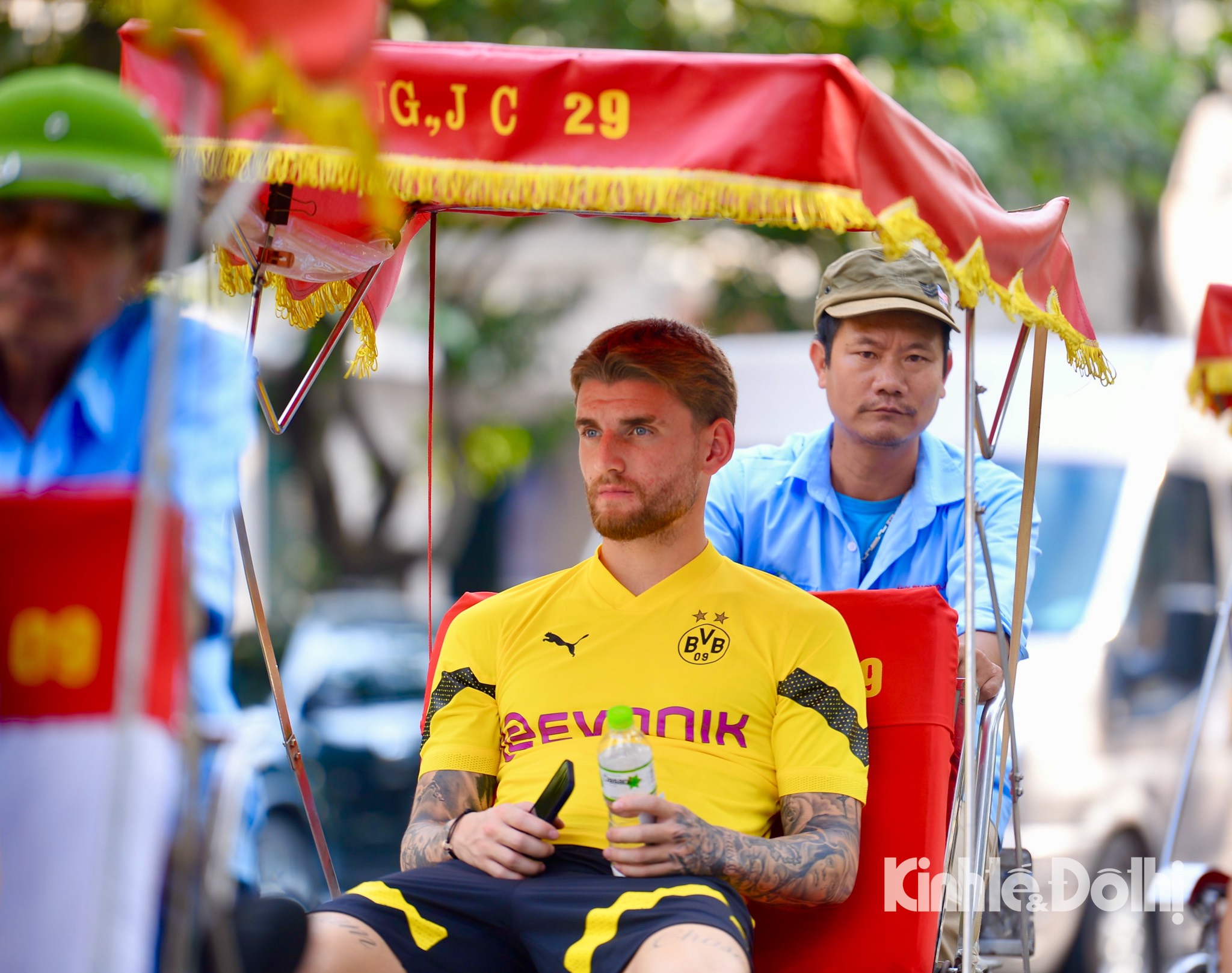 Cầu thủ Dortmund lần đầu trải nghiệm xích lô và dạo quanh Hồ Gươm-2