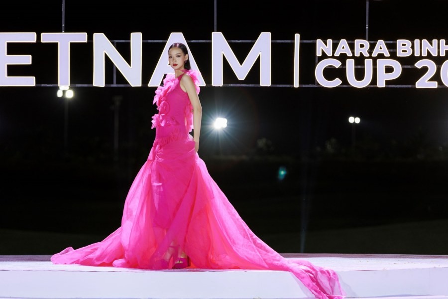 Top 38 thí sinh Miss World Vietnam trình diễn thời trang dưới mưa-7