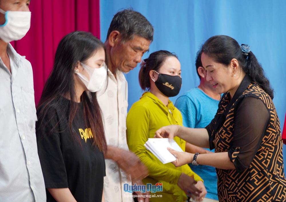 Hội Chữ thập đỏ Việt Nam hỗ trợ người dân Quảng Ngãi bị thiệt hại do bão số 4-2