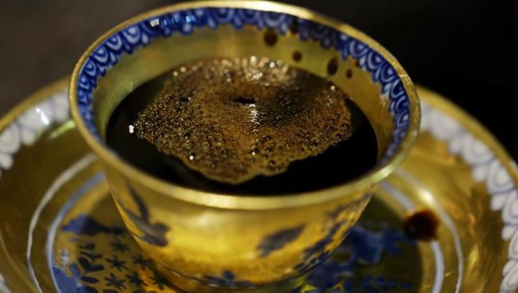 Có gì trong tách cà phê giá hơn 21 triệu đồng chỉ được bán ở một nơi duy nhất: Mất 30 phút để có một giọt cà phê, được ủ hàng thập kỷ trong những thùng gỗ-3