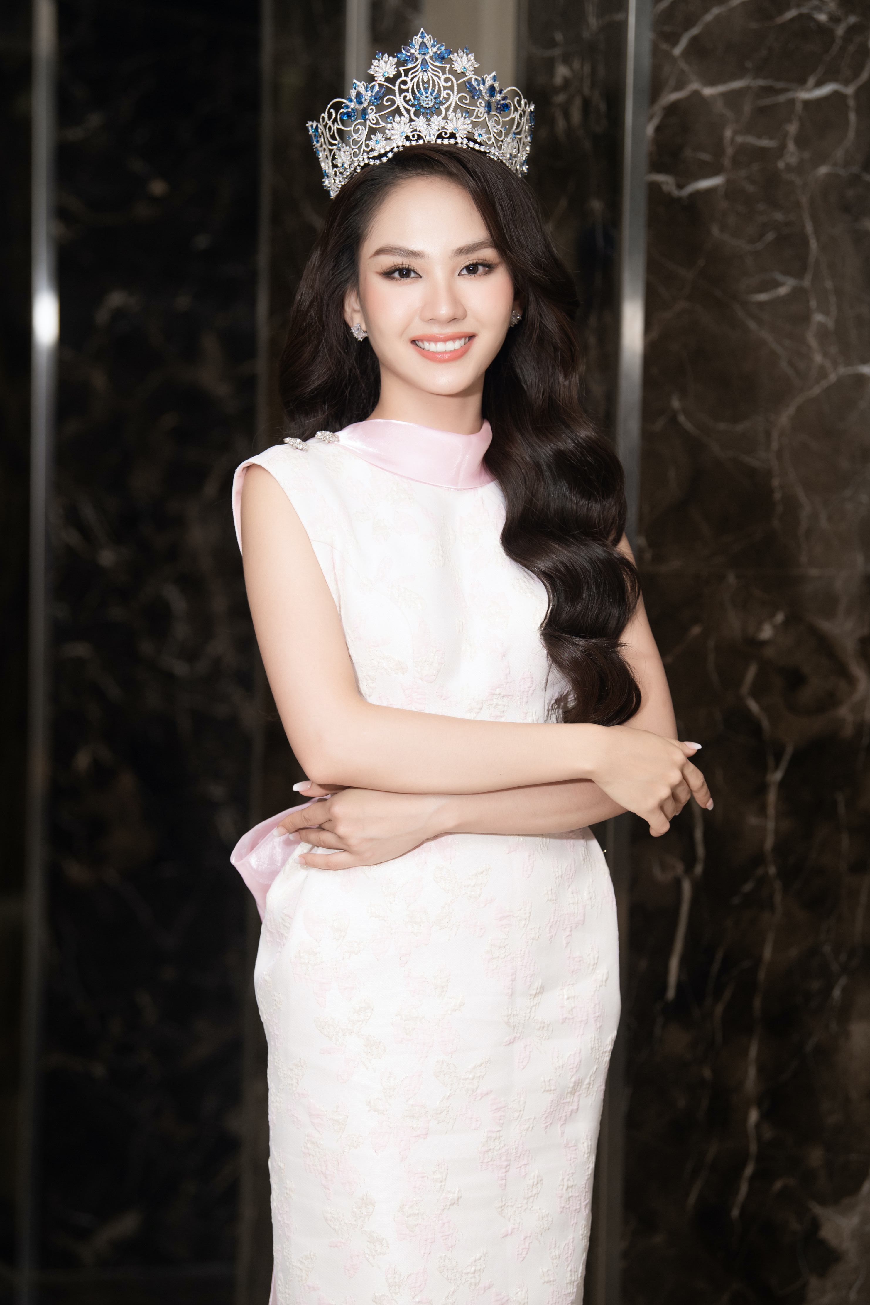 Hoa hậu Mai Phương bán vương miện làm từ thiện-1