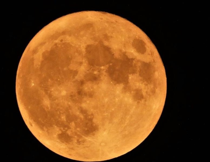 Tối nay xuất hiện Mặt trăng màu cam và tròn nhất trong 100 năm qua-1