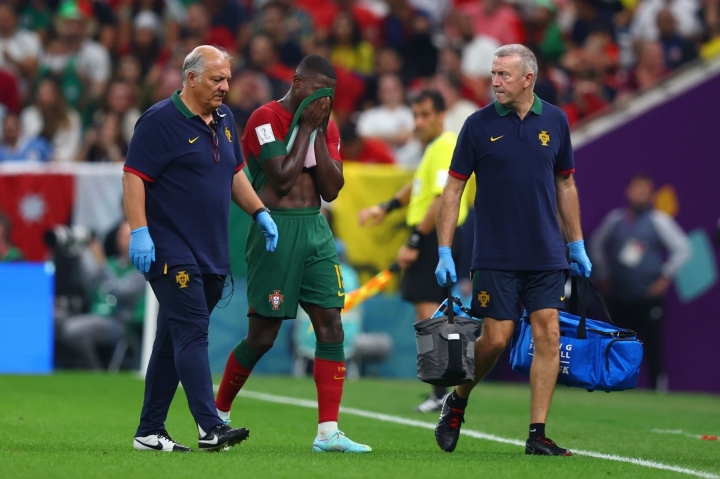 Lần đầu đá World Cup, sao trẻ Bồ Đào Nha khóc nức nở rời sân ngay hiệp 1-2
