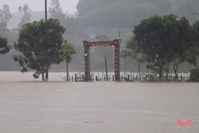 Vũ Quang: Nhiều tuyến đường bị sạt lở, vùng hạ du vẫn ngập sâu-3