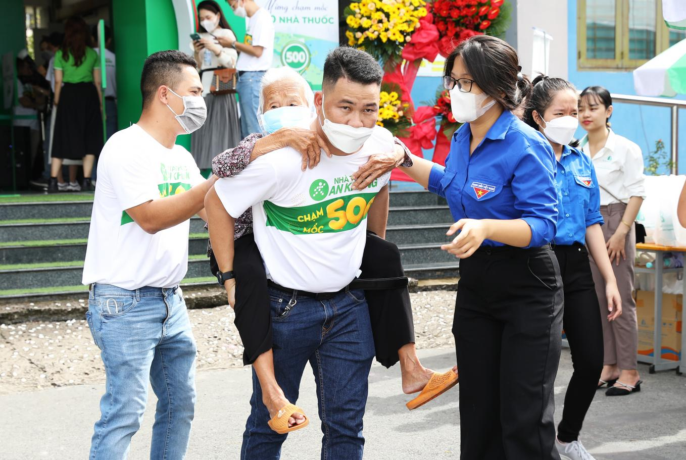 Hàng trăm người khó khăn được thăm khám và phát thuốc miễn phí từ An Khang-3