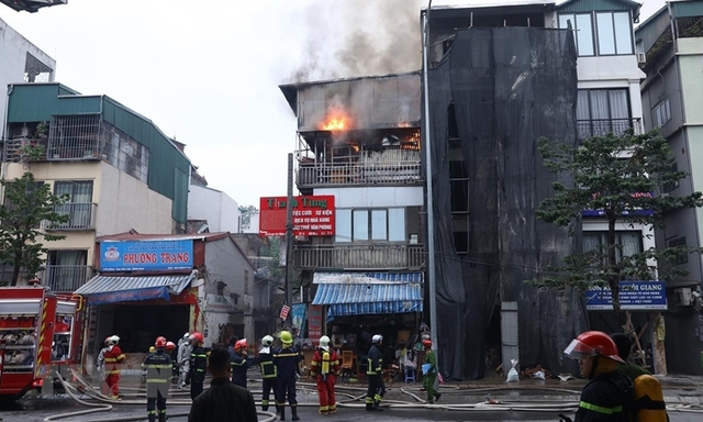 Hà Nội khẩn trương khống chế đám cháy tại phố Minh Khai-cover-img