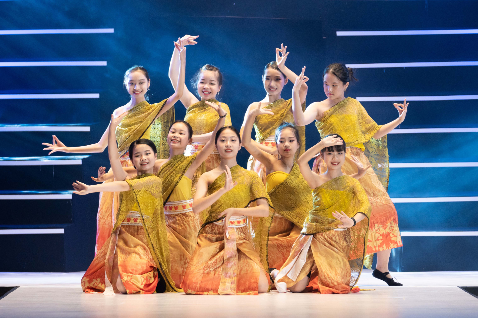 Mẫu nhí mở màn ấn tượng tại Đại hội Siêu mẫu nhí cùng trang phục lấy ý tưởng từ xứ sở chùa Vàng-6