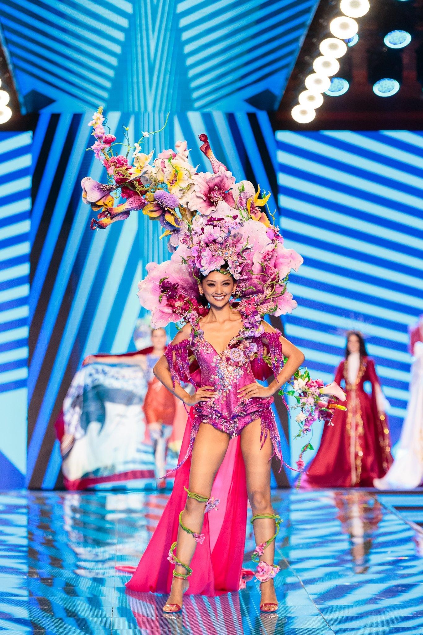 Choáng ngợp với loạt trang phục dân tộc lộng lẫy của Kim Duyên và dàn thí sinh Hoa hậu Siêu quốc gia-12