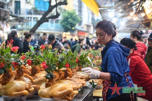 Ngày 30 Tết: Chen chân mua gà ngậm hoa hồng cúng Giao thừa-cover-img