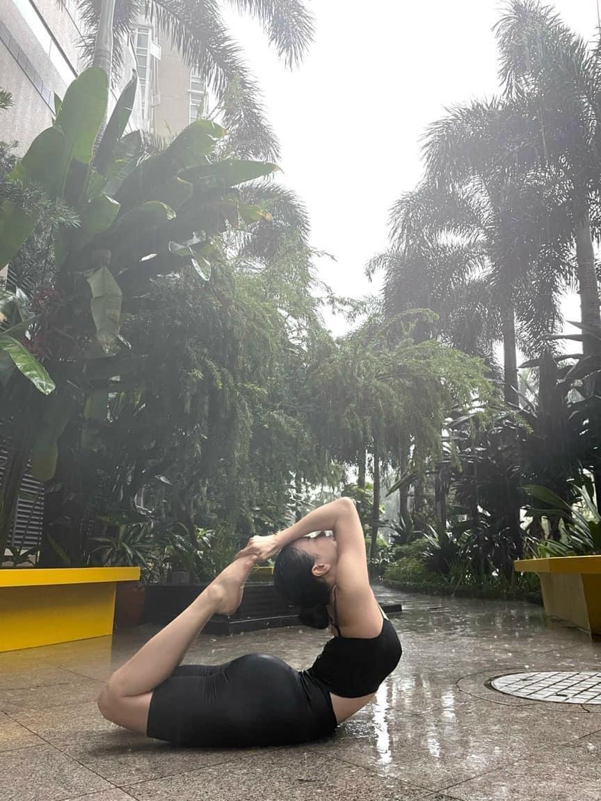 Trà Ngọc Hằng cùng con gái tập yoga dưới mưa-3