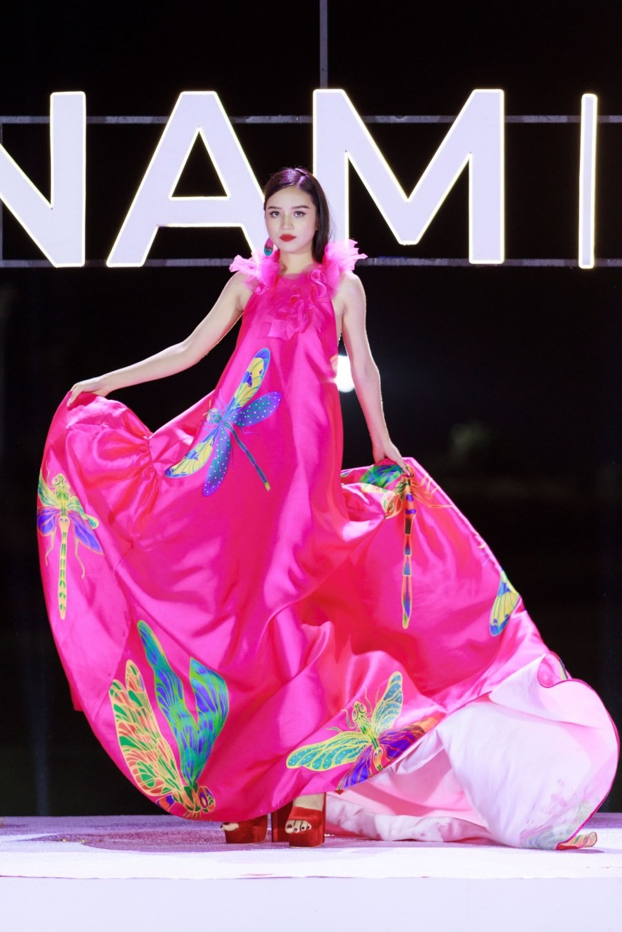 Top 38 thí sinh Miss World Vietnam trình diễn thời trang dưới mưa-15