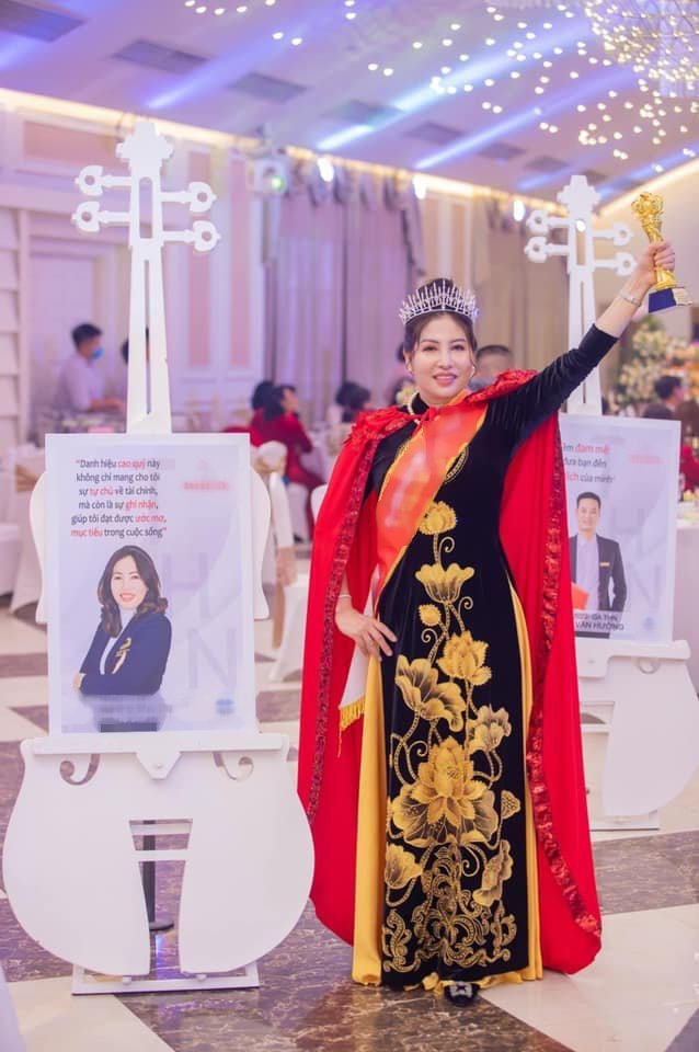 Mẹ Phạm Hương gây chú ý khi đăng quang Hoa hậu ở tuổi U60-3