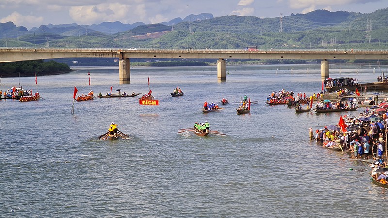 Lễ hội đua thuyền truyền thống trên sông Nhật Lệ đón bằng công nhận Di sản phi vật thể quốc gia-2