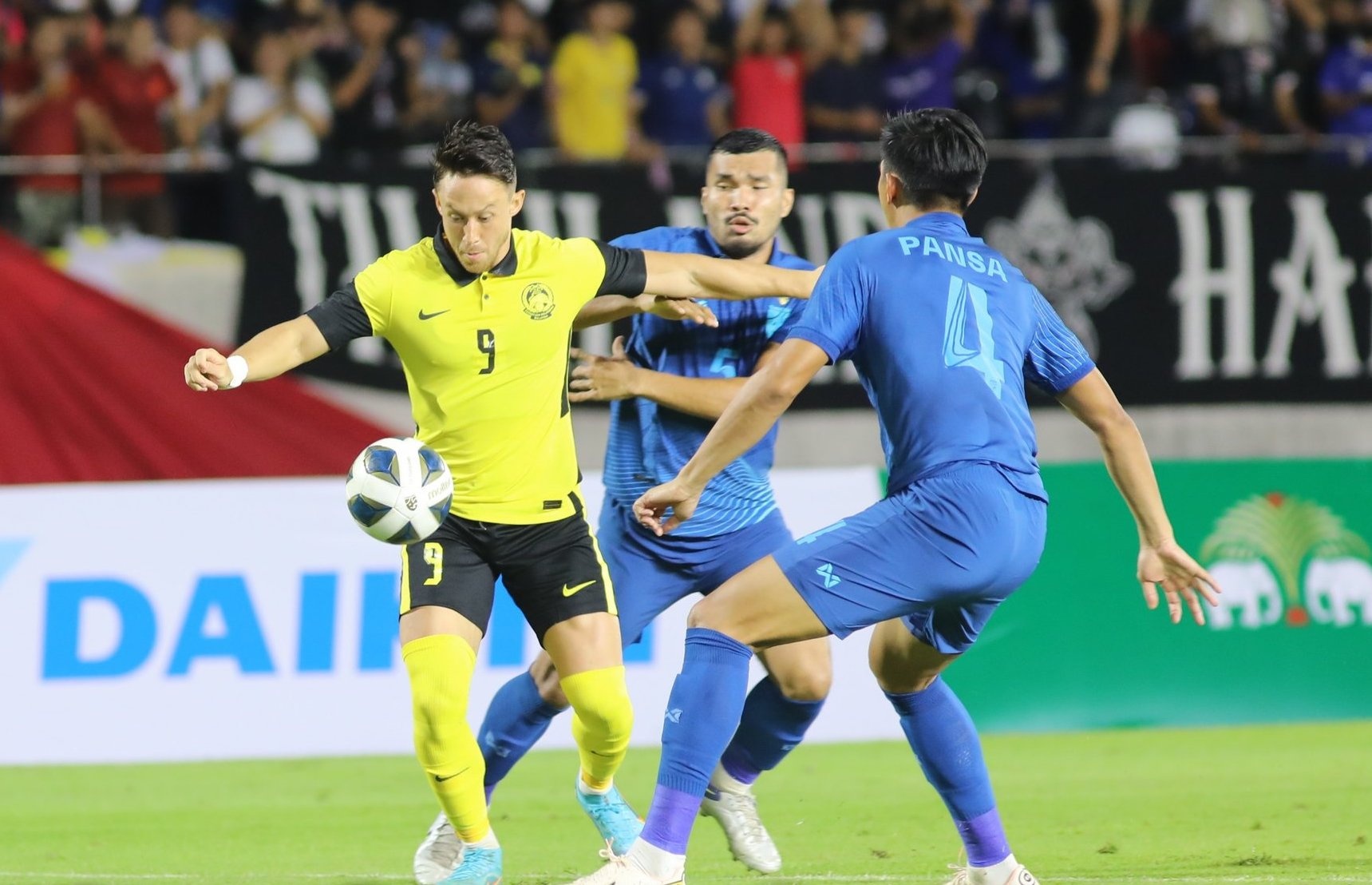 ‘Messi Thái’ Chanathip Songkrasin chấn thương, tuyển Thái Lan thua sốc Malaysia ở King's Cup-3