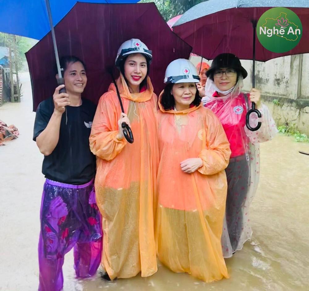 Loạt ảnh Thủy Tiên lội nước đi hỗ trợ bà con miền Trung bị bão lũ-5