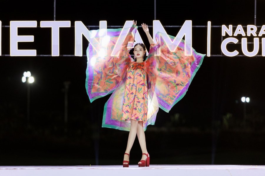 Top 38 thí sinh Miss World Vietnam trình diễn thời trang dưới mưa-20