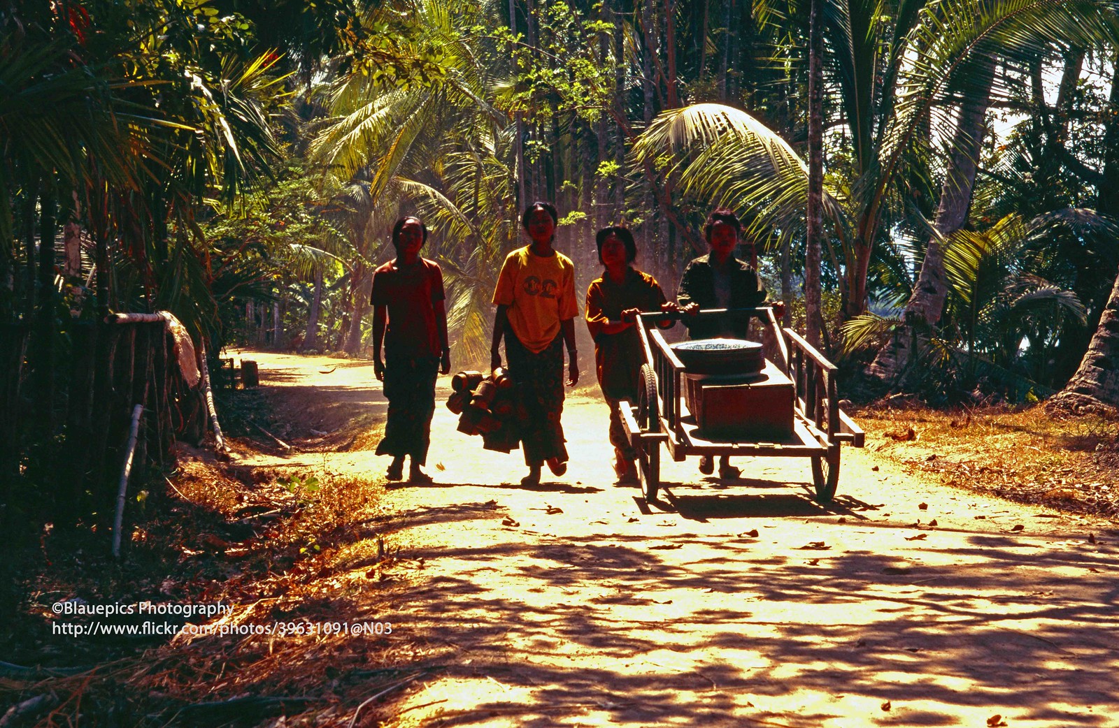 Khám phá vẻ đẹp thô mộc của đất nước Lào cuối thập niên 1990 (2)-11