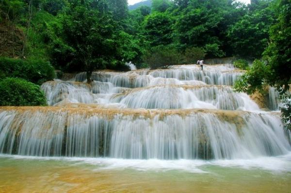 Thanh Hóa: Hàng vạn người đổ về điểm du lịch thác Mây trong kỳ nghỉ lễ-1