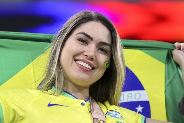 Những nữ cổ động viên Brazil xinh đẹp trên khán đài World Cup 2022-6