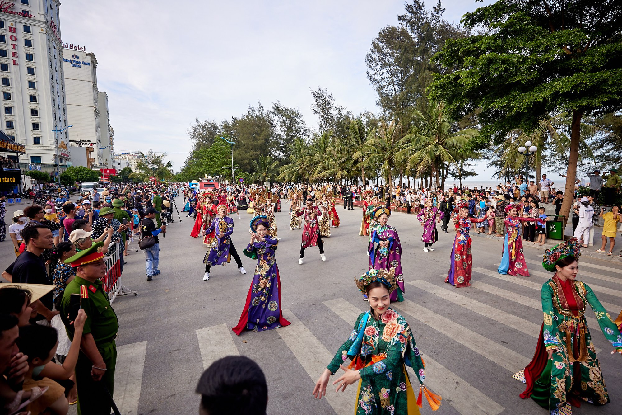 100 vũ công Brazil, Moldova, Colombia... khuấy động Carnival du lịch biển Sầm Sơn-8